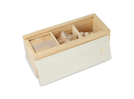 Dieses nachhaltige Set enthält drei spannende Denkspiele: ein Sternenpuzzle, ein Pyramidenpuzzle und ein 3D-Würfelpuzzle, die alle aus FSC-Holz gefertigt sind. Sie sind in einer FSC-Holzbox