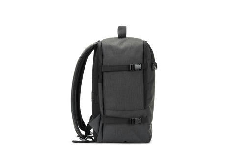 CIES. Rucksack, entwickelt um die von den Fluggesellschaften geforderten Massvorgaben zu erfüllen, aus hochdichtem, recyceltem 600D-Polyester