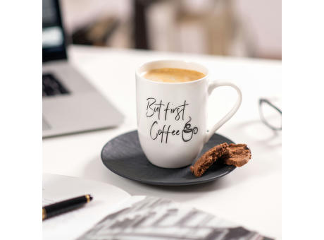 Statement Becher mit Henkel But first Coffee