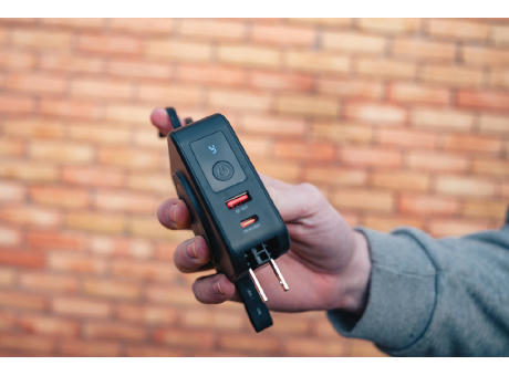 Urban Vitamin Saratoga 5-in-1 universal Charger