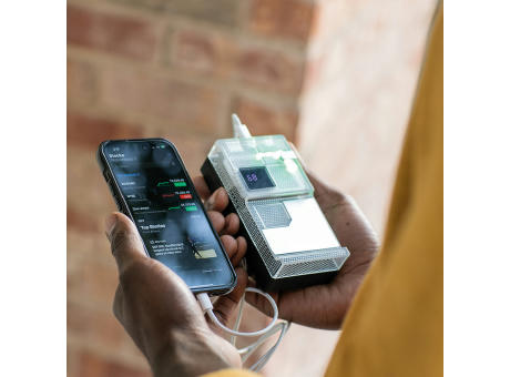 Elexa Powerbank aus rABS mit 20000 mAh. Lädt auch Laptops. LED-Anzeige