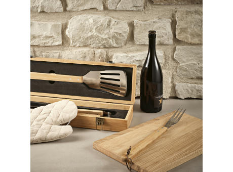 Turner Barbecue-Set aus Bambus. Mit Etui, Zange, Gabel und Spatel