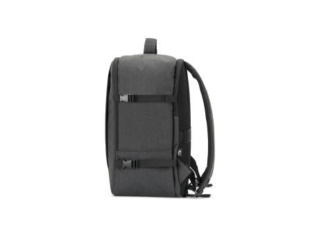 CIES. Rucksack, entwickelt um die von den Fluggesellschaften geforderten Massvorgaben zu erfüllen, aus hochdichtem, recyceltem 600D-Polyester