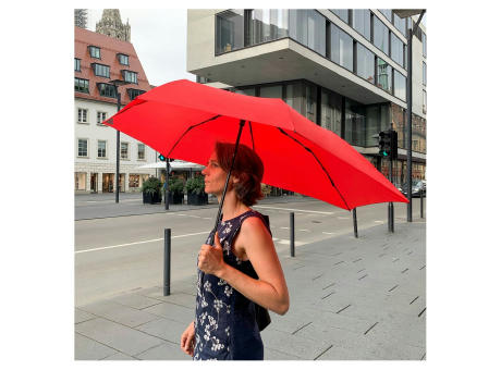 Der innovative Taschenschirm mit nach hinten verlängertem Bezug, 7 Segmente, windstabil