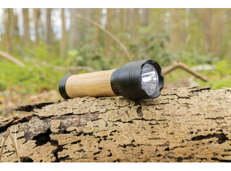 Lucid 1W Taschenlampe aus RCS recycelt. Kunststoff & Bambus