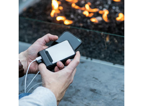 Ampx Powerbank aus rABS mit 6000 mAh.Lädt das Smartphone 2–3 Mal auf