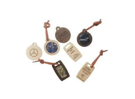 NFC Holzschlüsselanhänger mit Gravur und Naturinlay und Lederband